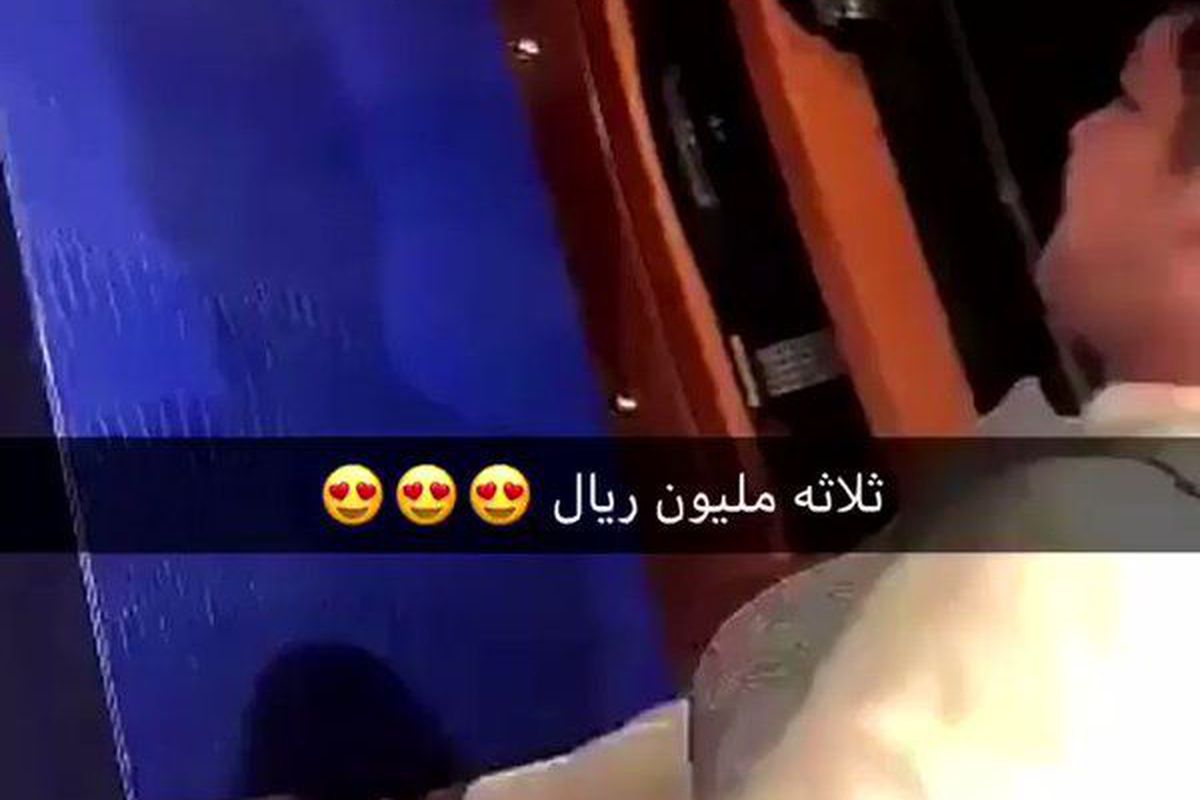 Кувейтська телеведуча показала дорогий подарунок під час трансляції, що спровокувало хвилю обурення і державне розслідування. Телеведуча Халіма Буланд отримала шикарний подарунок і спровокувала скандал.