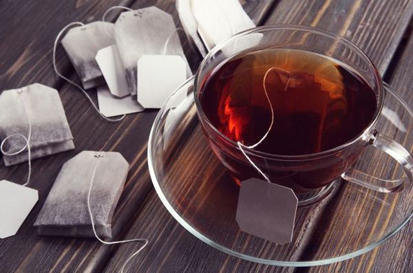Чому медики не рекомендують пити чай у пакетиках. Ароматизатори та барвники — лише верхівка айсбергу.