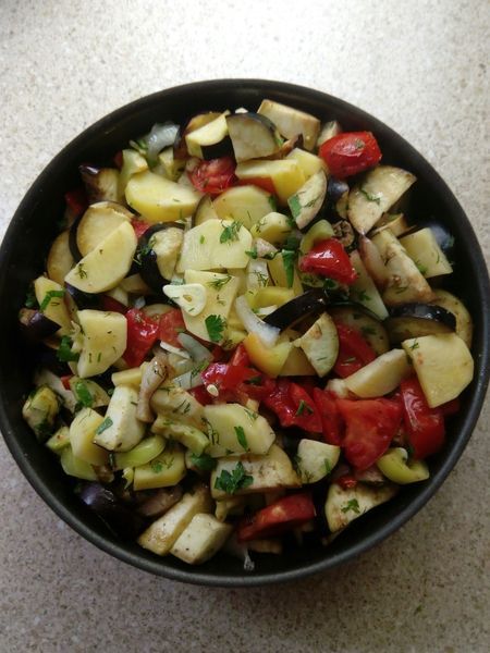 Овочеве рагу з баклажанами, запечене з салом в духовці. Покроковий рецепт корисного овочевого рагу, який запікаємо в духовці.