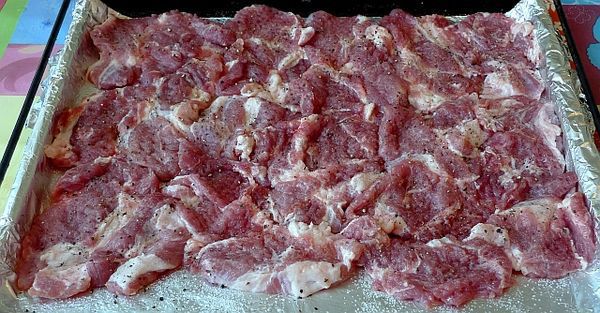 Запечені свинячі відбивні з смачною начинкою під сиром - це дуже смачно. секрети приготування свинини "Золоте руно".