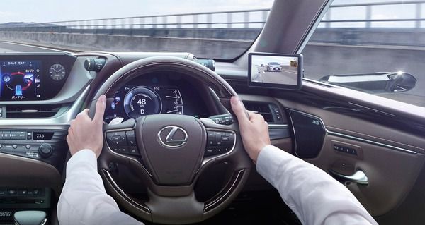 В автомобілях Lexus з'являться віртуальні дзеркала. Опція названа по-простому Digital Outer Mirrors. Тонкий корпус камер замість звичайних «лопухів» покращить, знизить аеродинамічні шуми і опір повітрю.