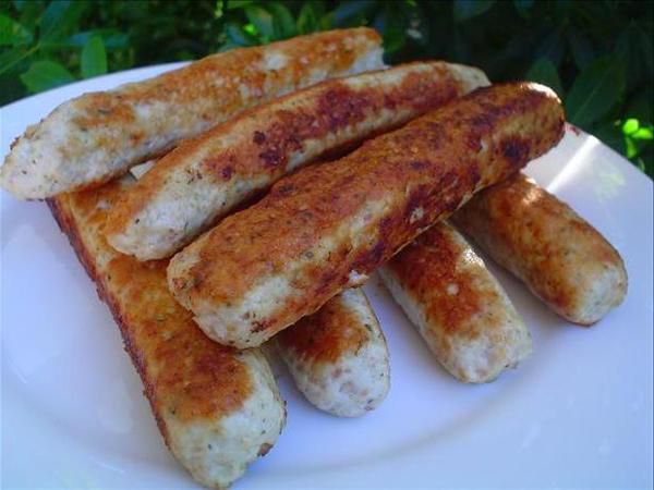 Рецепт домашніх курячих ковбасок на всі випадки життя. Їх можна їсти відразу після приготування, або заморозити і використовувати за необхідності.
