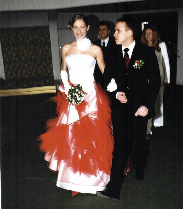 Катя Осадча поділилася архівною фотографією зі свого весілля. Ведуча «Голосу країни — 6» згадала, як познайомилася з колишнім чоловіком і як пройшло весілля.