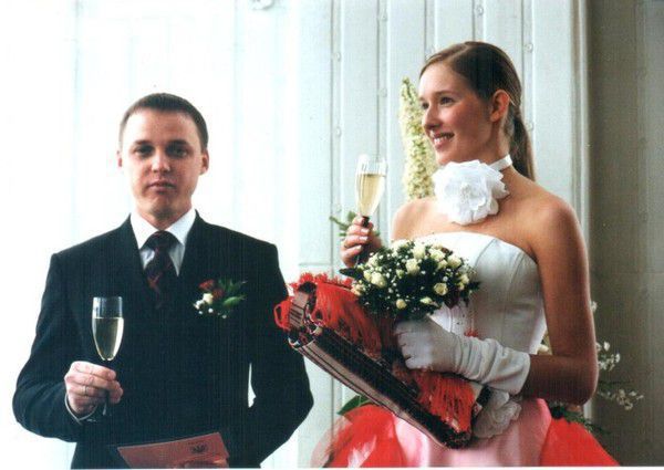 Катя Осадча поділилася архівною фотографією зі свого весілля. Ведуча «Голосу країни — 6» згадала, як познайомилася з колишнім чоловіком і як пройшло весілля.