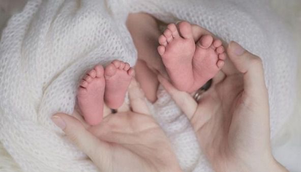 Біологічні батьки відмовились забирати двійню у сурогатної мами. Новоспечені батьки не стали навіть дивитися на малюків... Проте розв'язка приголомшила всіх.
