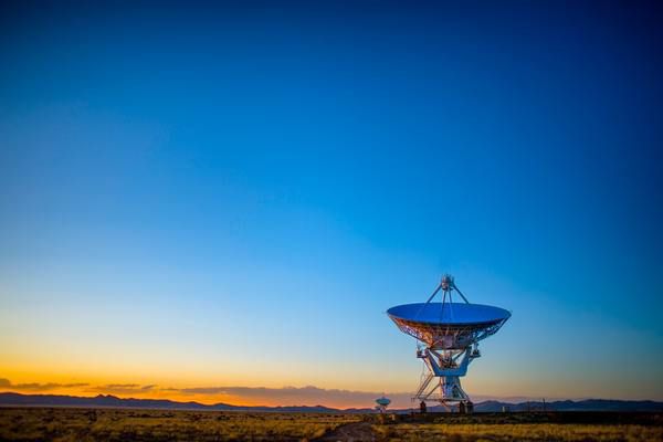 Потужний американський телескоп вловив 72 радіосигнали з далеких галактик. Нам сигналізують інопланетяни.
