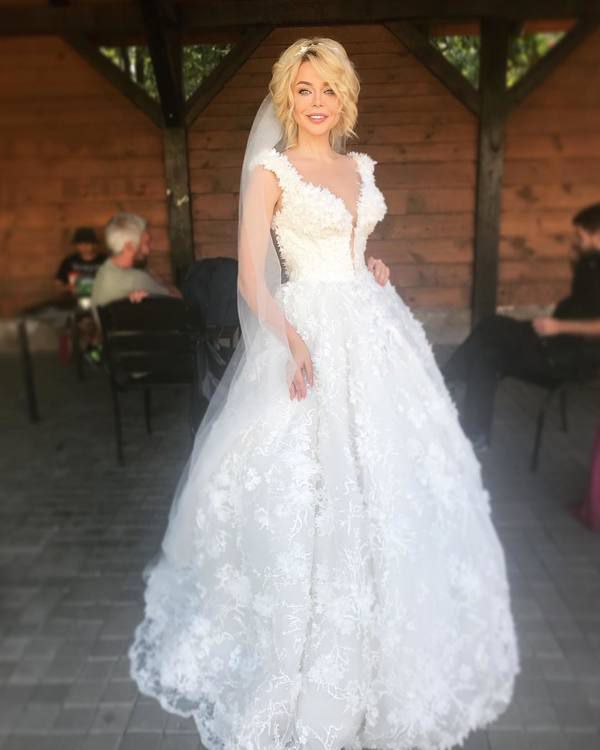 Аліна Гросу показала фото у весільній сукні. Багато фанатів припустили, що артистка виходить заміж.