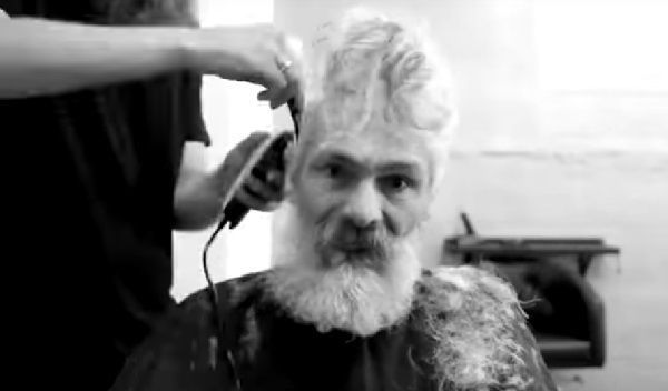 Кардинальне перетворення з безхатька у мажори - коли стиліст знає свою справу. Чоловік з розкуйовдженим сивим волоссям і брудною бородою, зі слідами 25-ти років вуличного життя перетворився в доглянутого городянина завдяки елітній перукарні.