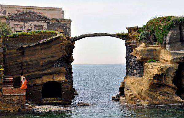 Таємниця острова Гайола в Італії. Італійський містичний острів під назвою Гайола складається з двох половинок, сполученим  вузьким кам'яним містком.