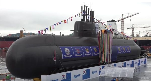 Корея спустила на воду перший власний підводний човен з анаеробною установкою. Новий підводний човен зможе перебувати під водою до 20 діб.