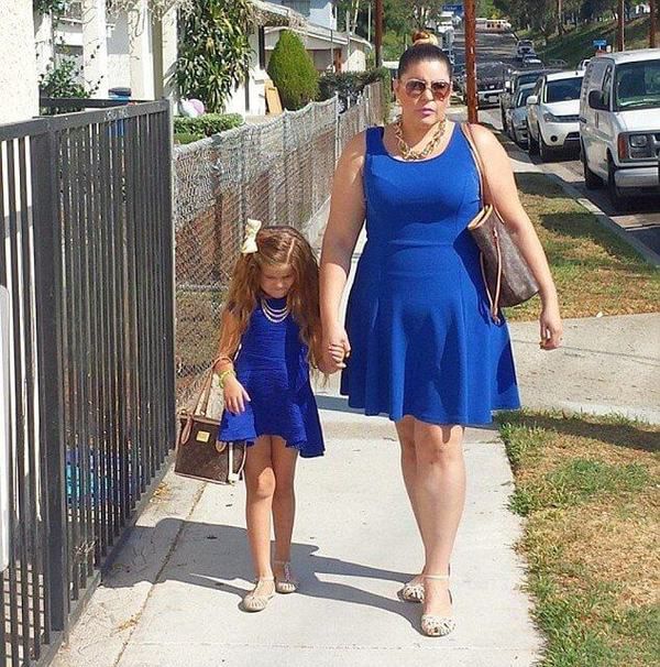 Стиль "мама-донька" заполонив цю американську сім'ю. Мама з Каліфорнії витрачає тисячі доларів, щоб одягатися однаково з донькою.