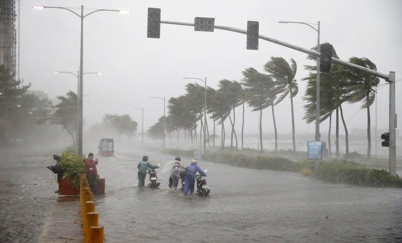 У китайській провінції Гуандун евакуювали майже півмільйона людей через наближення тайфуну Мангхут. Очікується, що тайфун досягне провінції Гуандун в неділю ввечері.