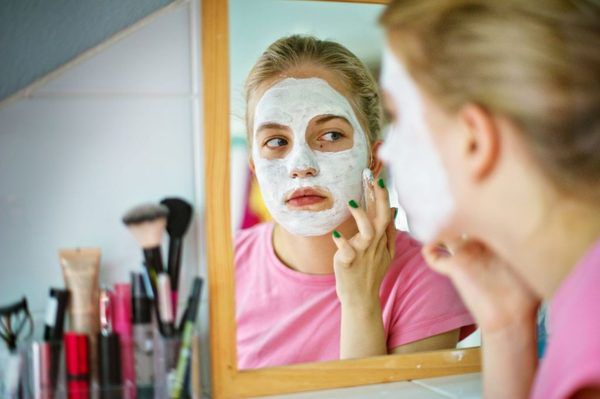 Як позбутися від чорних крапок на шкірі обличчя за допомогою зубної пасти. Шкіра обличчя дуже сприйнятлива до вливу багатьох чинників, які провокують появу вугрів.