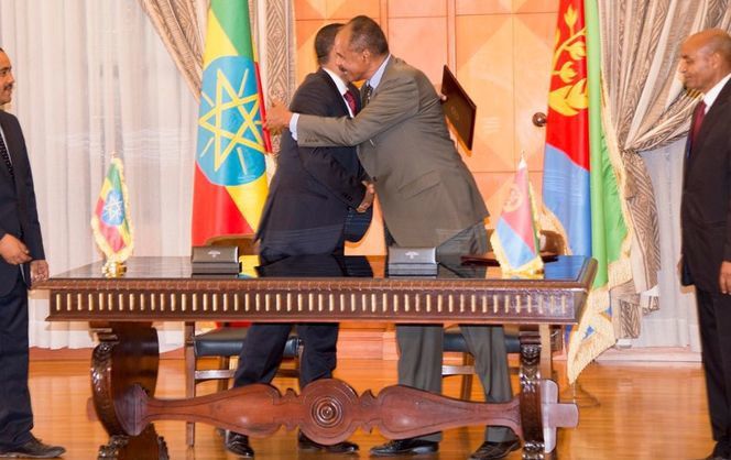 Після 20 років війни Ефіопія та Еритрея підписали декларацію про укладення миру. За роки конфлікту загинули від 40 до 100 тисяч людей.
