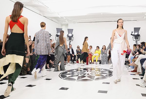 Через 10 років перерви Вікторія Бекхем провела показ власної лінії одягу. Бізнесвумен та дизайнер представила лінію весняно-літнього гардеробу у рамках Тижня моди у Лондоні.