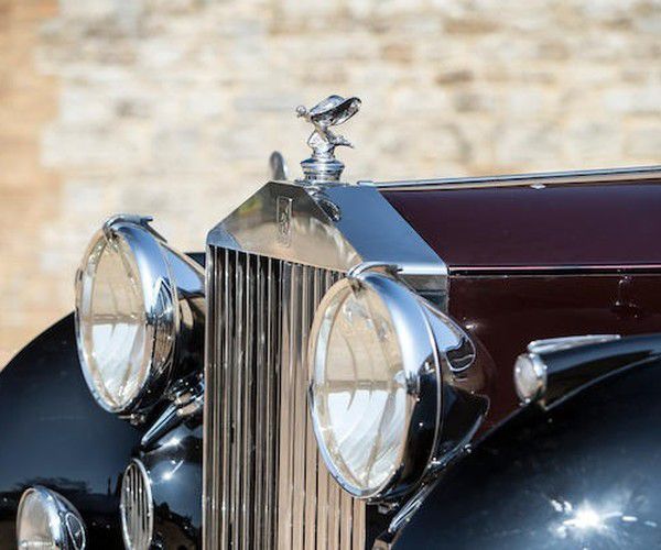 Автівку, на якій їздила королева Англії, продають на аукціоні за казкову суму. У Великобританії на аукціоні Bonhams представили супер ексклюзивний лот - раритетний автомобіль, на якому їздила сама королева Англії!
