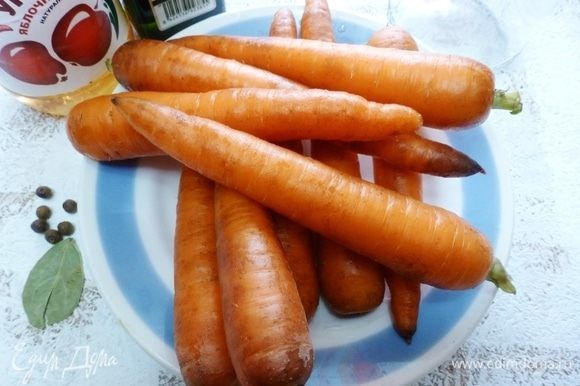 Консервація в розпалі: пора приготувати мариновану моркву по-італійськи. Ви колись пробували консервувати моркву? За допомогою цього рецепту морква вийде дуже смачною.