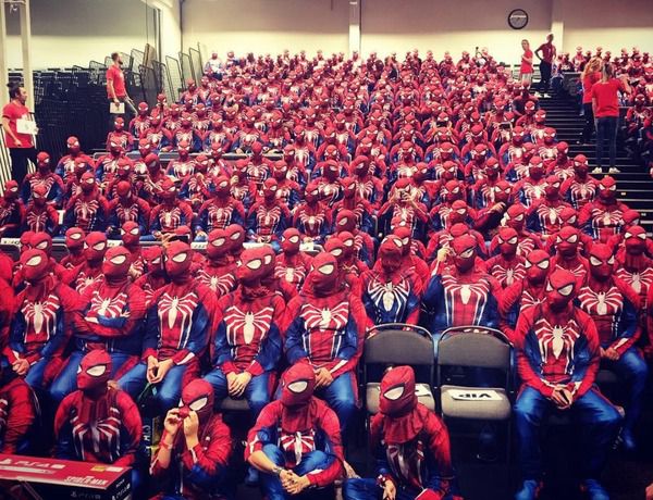 Щоб встановити новий світовий рекорд, півтисячі людей одягли костюми Людини-павука. Півтисячі відвідувачів щорічної виставки поп-культури Comic Con Stockholm одягли костюми Людини-павука, тим самим встановивши світовий рекорд.