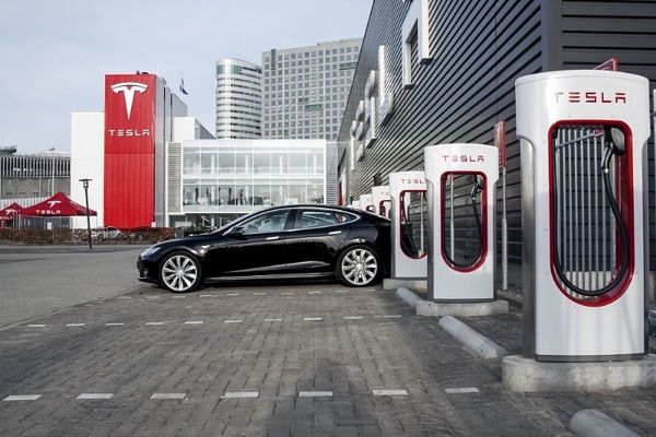 Вчора закінчилася ера безкоштовної супер-зарядки від Tesla. Вчора був останній день, коли нові покупці електрокарів Tesla могли отримати довічну безкоштовну зарядку в мережі Supercharger.
