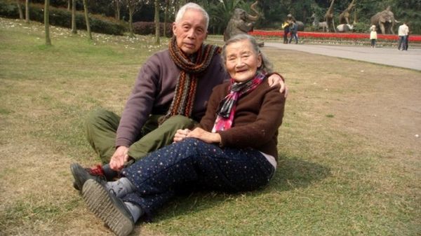 Подружжя з Китаю вирішили відзначити 70-ту річницю весілля в тому ж місці, що і 70 років тому. 98-літні подружжя через 70 років повторили день свого весілля.