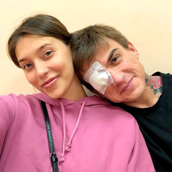 Влад Топалов отримав травму ока, захищаючи Регіну. “Мій майбутній чоловік пірат”, - жартома прокоментувала ситуацію Регіна.