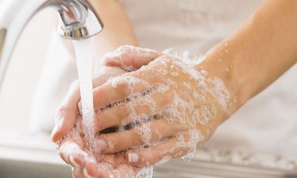 Вчені: не можна мити руки занадто часто. Нещодавно вчені припустили, що часте миття рук може знизити наш опір основним бактеріям.