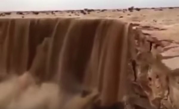 «Водоспад» з піску: цікаве явище в Саудівській Аравії. Вражає. Дуже.