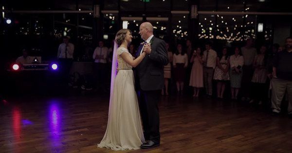 Батько і дочка запалили креативний танець на весіллі. Дуже сміливо і гарно. Ці двоє, тато з донькою, точно знають, як треба запалювати на весіллях!