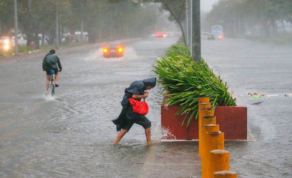 Тайфун "Мангхут" забрав життя понад 80 осіб. Число загиблих на Філіппінах може перевищити сотню.