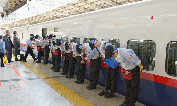 Наочне відео: як працюють прибиральники поїздів в Японії. Поїздки на Синкансене - високошвидкісній мережі залізниці в Японії - це завжди весело.