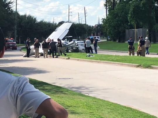 У Техасі літак служби по боротьбі з наркотиками впав на шосе. У США літак впав на шосе і врізався в кілька автомобілів.