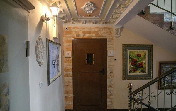 Художник перетворив під'їзд свого будинку у витвір мистецтва. Цей під'їзд багатоповерхового будинку — став найбільш незвичайною пам'яткою міста Ростова-на-Дону.