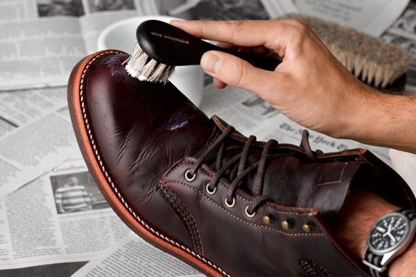 Щоб взуття прослужило довше і при цьому мало гарний зовнішній вигляд, потрібно регулярно виконувати кілька правил. Основні правила догляду за взуттям.
