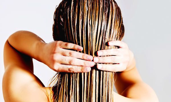 Помилки використання олії для догляду за волоссям. Олія — це ідеальний продукт, який миттю може перетворити сухе й пошкоджене волосся в більш м'яке і гладке.