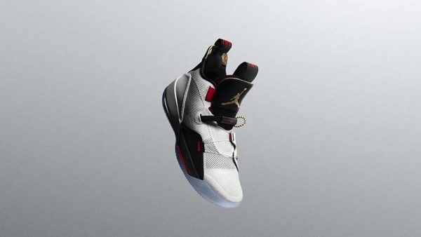 Американський спортивний гігант Nike випускає ще одну версію кросівок з майбутнього. Компанія Nike випустила кросівки, як у фільмі «Назад в майбутнє 2».