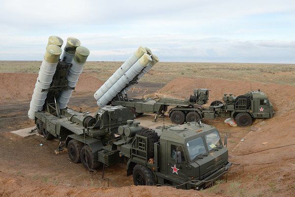 У Криму розгорнули ракетний комплекс С-400 "Тріумф". У анексованому Росією Криму заступив на бойове чергування третій дивізіон ЗРК С-400 Тріумф.