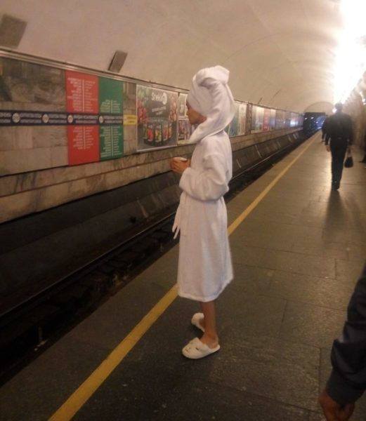 Користувачі Facebook діляться фотографіями двох людей у банних халатах з кіївського метро. Люди в банних халатах з київської підземки стали хітом в соцмережах.