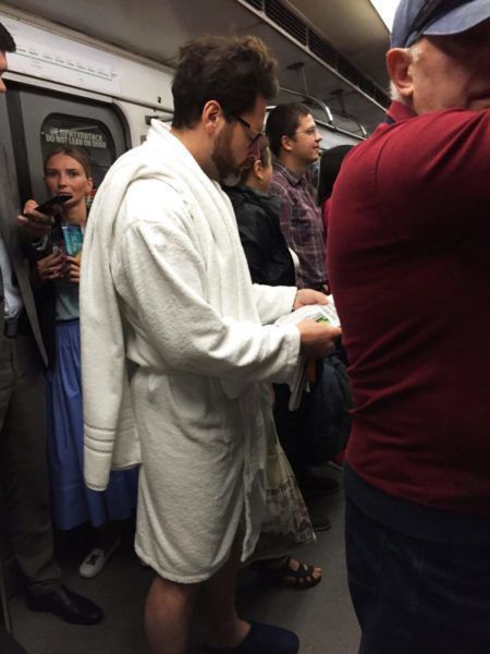 Користувачі Facebook діляться фотографіями двох людей у банних халатах з кіївського метро. Люди в банних халатах з київської підземки стали хітом в соцмережах.