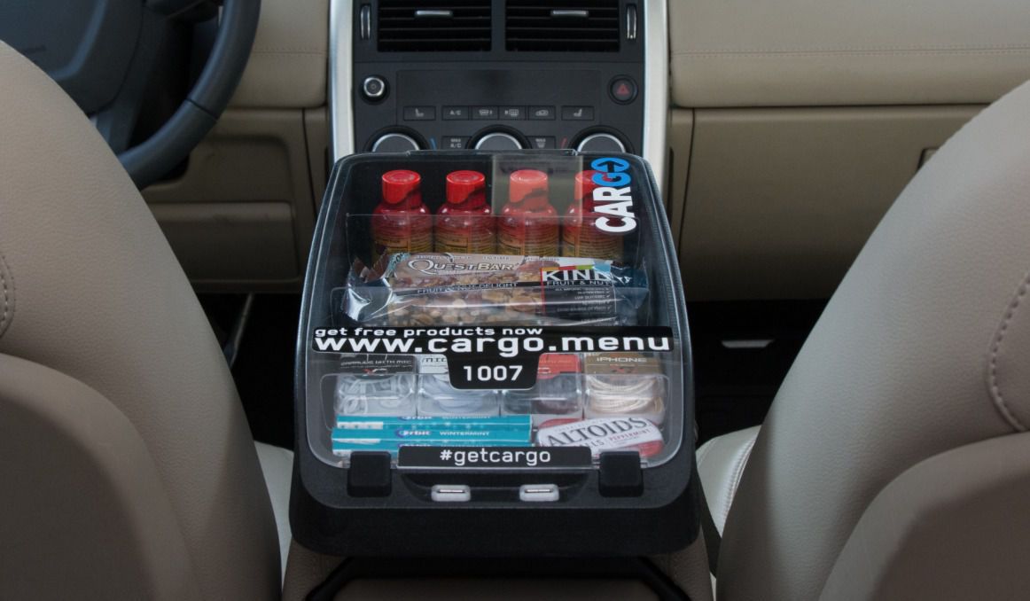 Uber планує встановити у своїх авто торгові міні-автомати. Це дозволить голодним пасажирам купувати різні продукти харчування, цукерки, жувальну гумку і навіть навушники.
