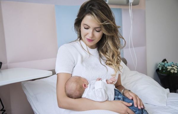 Телеведуча Катя Павлюченко, яка нещодавно народила, показала сина. Дивіться зворушливі фото з новонародженим сином.