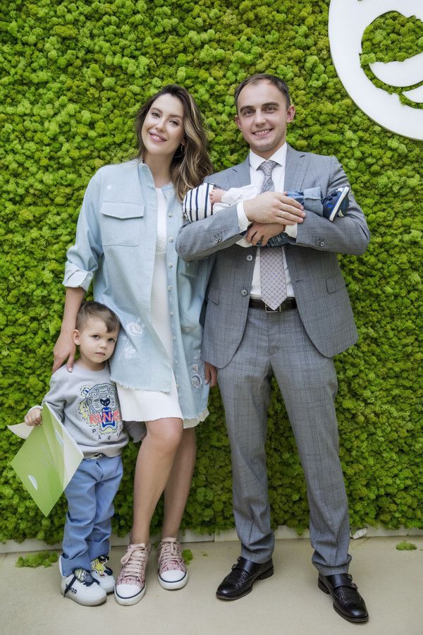 Телеведуча Катя Павлюченко, яка нещодавно народила, показала сина. Дивіться зворушливі фото з новонародженим сином.