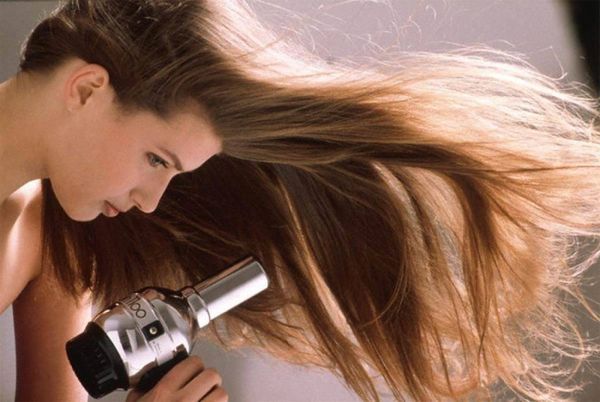 Корисні поради: як сушити волосся феном, щоб не нашкодити йому. Пам'ятайте, гаряча укладка руйнує кутикулу волосся.