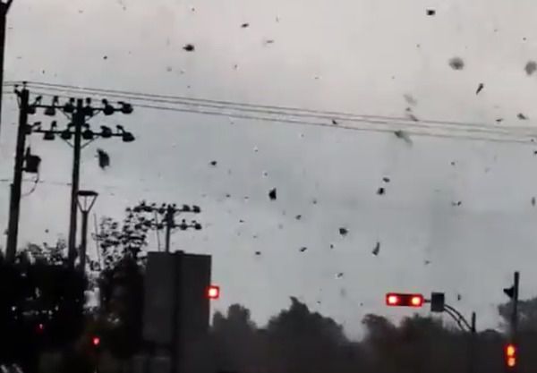 Очевидці з Канади публікують відео торнадо, який "вдарив" по канадських провінціях. Жителі, які опинились на шляху торнадо, публікують в мережі кадри.