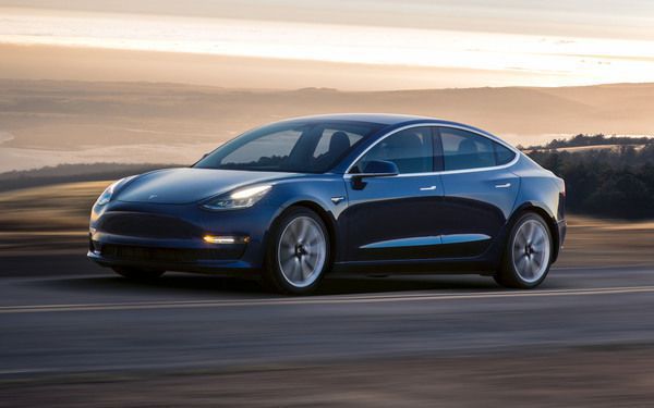 Машина Tesla Model 3, не обладнана автопілотом, попередила водія про наближення у затор з автомобілів. Користувач порталу Reddit опублікував історію, пов'язану з його новою Tesla Model 3. У ній він описує, як машина, не обладнана автопілотом, сама попередила його про наближення у затор з автомобілів, допомагаючи йому уникнути зіткнення.