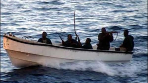 В територіальних водах Нігерії пірати викрали 12 членів екіпажу швейцарського торгового судна. Про це повідомила компанія-оператор судна Massoel Shipping.