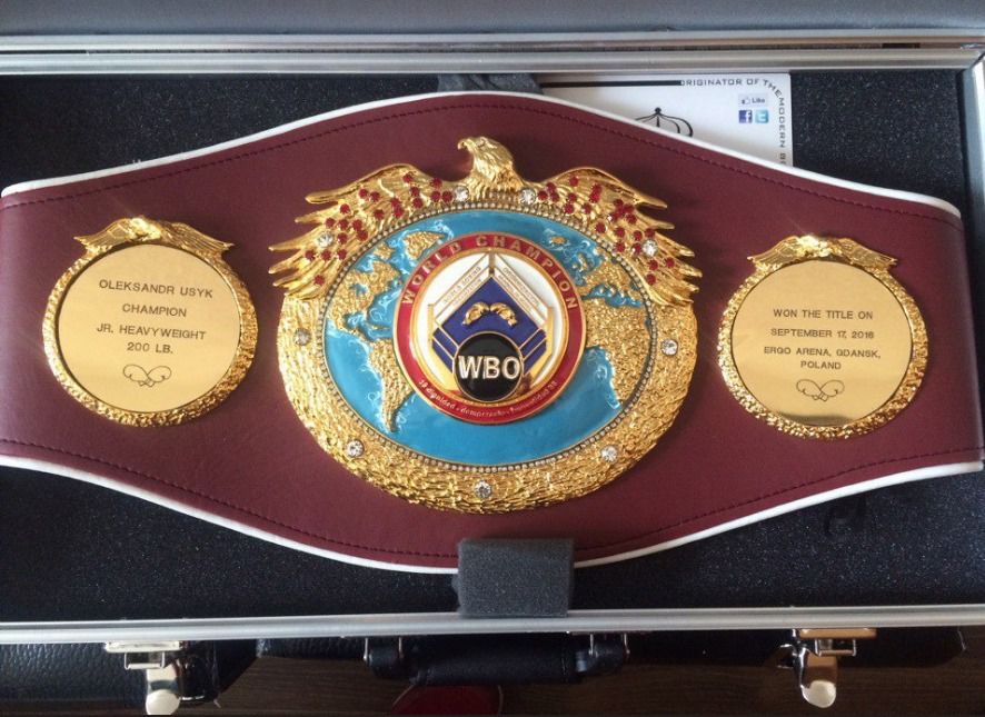 Олександру Усику вручили чемпіонський пояс від WBO. Боксеру прислали новий чемпіонський пояс від WBO.