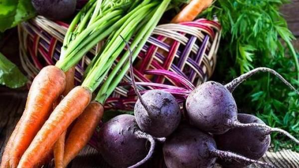 В Україні значно подорожчали морква і буряк. Українські виробники значно підвищили ціни на популярні коренеплоди - моркву і буряк.