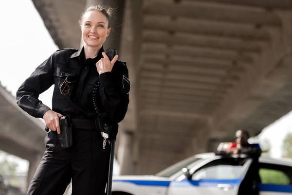 Історія українки, яка стала офіцером підрозділу поліції із запобігання злочинів у США. Українка Юлія Волд 7 років працює в Департаменті поліції Еверетта, США.