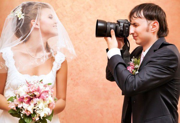 Щоб не зіпсувати весілля, прочитайте шкідливі поради фотографів і зробіть все з точністю навпаки. Оберіть правильного фотографа, тому що весільні фотографії зберігають пам'ять про найщасливіший день закоханих.