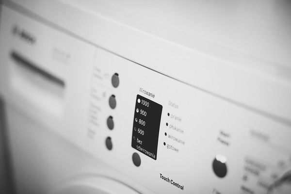 Найчастіші помилки при пранні, які можуть пошкодити улюблені речі. Ми розповімо про них.